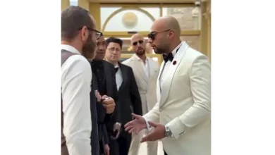 صورة صور.. وصلة كوميديا تجمع حاتم صلاح مع أصدقائه بحفل زفافه