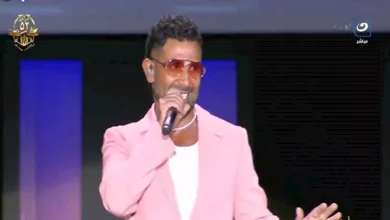 صورة أحمد مالك يرقص على أغاني أحمد سعد بعد الفوز بجائزة أفضل ممثل في مهرجان
