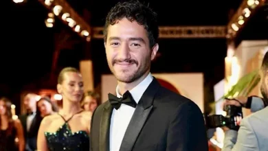 صورة “رقص هستيري” بين أحمد مالك وشقيقه بعد فوزه بجائزة أفضل ممثل بمهرجان ال