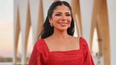 صورة “الأسود يليق بها”.. منى زكي تخطف الأنظار بفستان قصير
