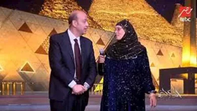 صورة عمرو أديب يحقق أمنية الحاجة نبيلة صاحبة أغنية “البامية شوكتني”