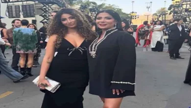 صورة منى زكي وابنتها “لي لي” تخطفان الأنظار في فعالية نظمتها مجلة “Vogue” ب