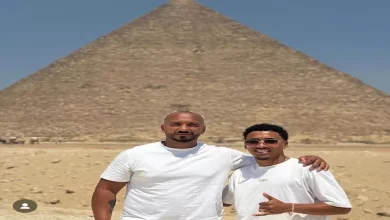 صورة زيارة خاصة من بيزيرا للأهرامات .. ووالده يعلق: يصمد عبر القرون