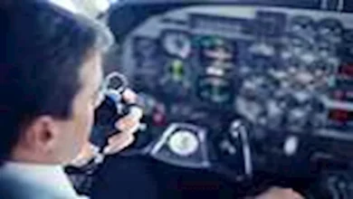 صورة جنون في الجو.. مسافر يأكل جواز سفره وآخر يرميه في المرحاض