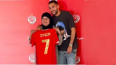صورة حكيم زياش برفقة والدته في حفل تقديمه لاعباً بصفوف الوداد