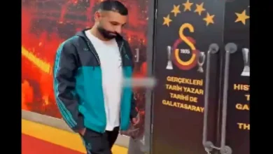 صورة مصدر يكشف حقيقة تجاهل محمد صلاح شخص يحمل قميص فلسطين