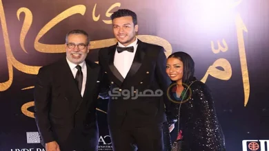 صورة بالصور- أحمد عبد الوهاب وزوجته وخالد النبوي بافتتاح مسرحية “أم كلثوم”