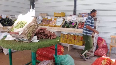 صورة الدولار ينخفض لأدنى مستوى منذ عام.. لماذا لم تتراجع أسعار السلع؟