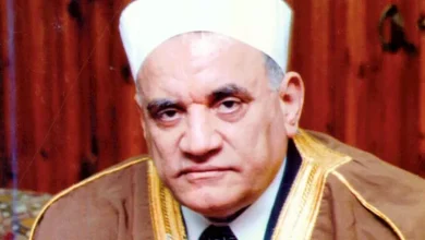 صورة تعلمت من الدكتور أحمد عمر هاشم أن الأخلاق هي أساس الدعوة وأن العالم يت