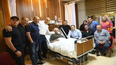 صورة رفقة عضو الزمالك.. علاء وجمال مبارك يزوران حسن شحاتة