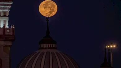 صورة 15 صورة مذهلة لقمر الحصاد العملاق من حول العالم