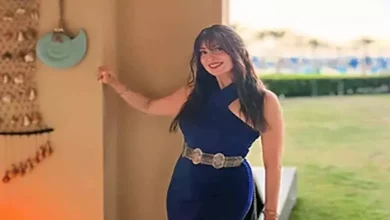 صورة نرمين الفقي تتألق بإطلالة ناعمة بالأسود وتحمل قطتها بكل براءة