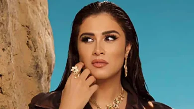 صورة بطريقة كوميدية.. ياسمين عبد العزيز تخفي ملامح بطل مسلسلها في رمضان 202