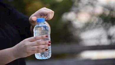 صورة جسيمات بلاستيكية في زجاجات المياه تزيد خطر الإصابة بالسرطان.. دراسة تح