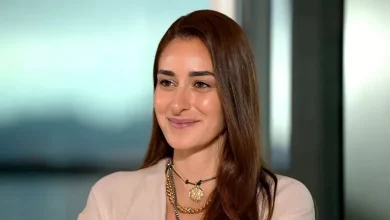 صورة خبير موضة ينتقد خامة فستان أمينة خليل في الجونة- 10 صور