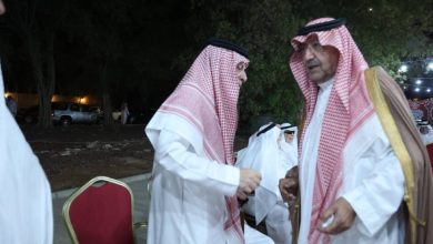 صورة فيصل بن عبد الله يواسي آل قطان في فقيدتهم  أخبار السعودية