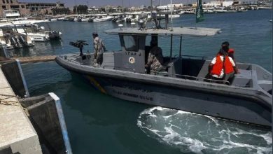 صورة «حرس الحدود» بالمدينة المنورة ينقذ مواطنين تعطلت واسطتهما البحرية في عرض البحر  أخبار السعودية
