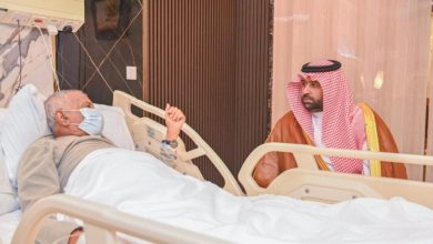 صورة أمير جازان ونائبه يطمئنان على صحة الأديب إبراهيم مفتاح  أخبار السعودية