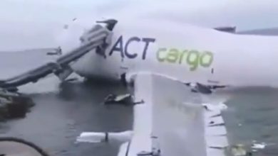 صورة مصرع شخصين بحادثة اصطدام طائرة شحن بمركبة أرضية في هونغ كونغ  أخبار السعودية