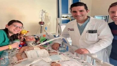 صورة طبيب عربي ينقذ طفلاً فُصل رأسه عن عموده الفقري  أخبار السعودية