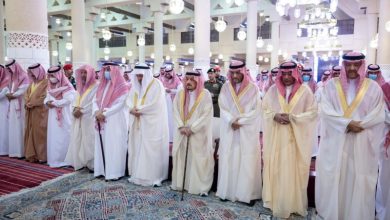 صورة أمير الرياض يؤدي صلاة الميت على الأمير خالد بن محمد آل سعود  أخبار السعودية