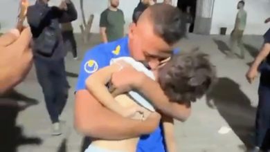صورة “بيقولي الولد مات.. مش في هدنة!” غزي يصرخ مفجوعا بوفاة طفله بقصف للاحتلال