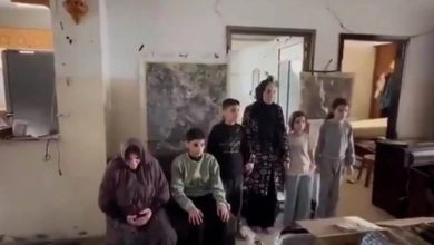 صورة جندي إسرائيلي يفتخر باختطاف عائلة فلسطينية من غزة يثير غضبا واسعا