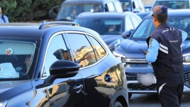 صورة | بالفيديو.. رجل أمن يساعد عائلة تعطلت مركبتها في شارع الجامعة