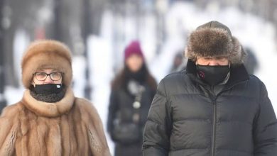 صورة | لماذا يزداد الإحساس بالبرد مع التقدم في العمر؟.. طبيبة توضح الأسباب وتقدم نصائح للحفاظ على الدفء