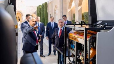 صورة | الملك يطلع على عمل وحدات دعم مبتوري الأطراف المتنقلة التابعة لجمعية “استعادة الأمل” الأردنية