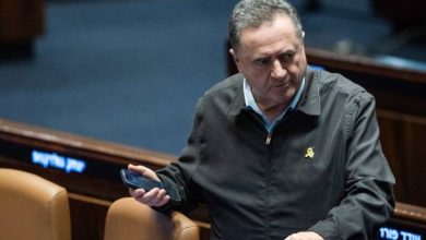 صورة | وزير حرب الاحتلال: لا حصانة لقيادة حماس “لا في البدلات ولا الأنفاق”