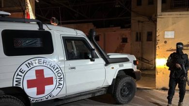 صورة | القسام تسلم الصليب الأحمر جثتي محتجزين بعد اتهامات للاحتلال بخرق “الهدنة”