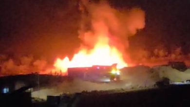 صورة | الدفاع المدني يخمد حريقا في ساحة خارجية تحتوي على مواد بلاستيكية في محافظة إربد