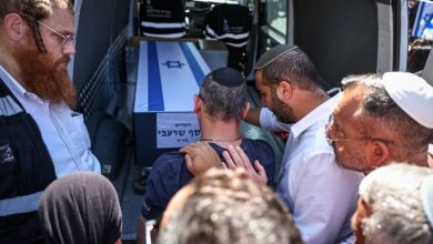 صورة | إعلام عبري: تل أبيب تسلمت من الصليب الأحمر 3 جثث محتجزين من غزة