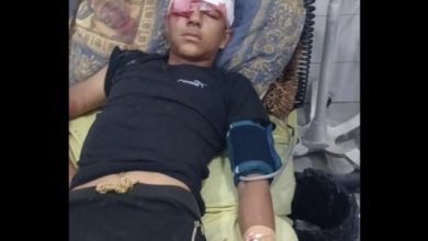 صورة إصابة طالب بجروح خطيرة جراء قنبلة صوتية أطلقها الاحتلال غرب دورا