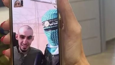 صورة قناة عبرية: شرائح زرعها الاحتلال للتجسس فاستخدمتها المقاومة للتواصل مع عائلات الأسرى