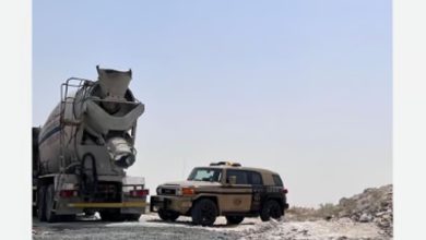 صورة ضبط مقيمين من الجنسية البنجلاديشية لتفريغهم مواد خرسانية في المنطقة الشرقية