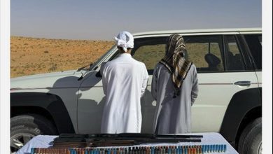 صورة ضبط مواطنين لارتكابهما مخالفة الشروع في الصيد دون ترخيص في محمية الملك عبدالعزيز الملكية