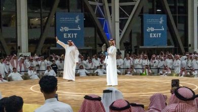 صورة بيع صقر طرح بجازان بـ100 ألف ريال في افتتاح مزاد نادي الصقور السعودي 2025