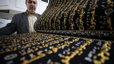 صورة خطّاط سوريّ ينقش المصحف على القماش في 12 عامًا