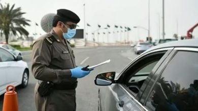 صورة تجاوز إشارة المرور أثناء الضوء الأحمر يعرض حياة السائقين والمشاة للخطر