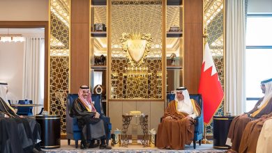 صورة وزير الخارجية يبحث سبل تعزيز العلاقات مع ولي العهد البحرين