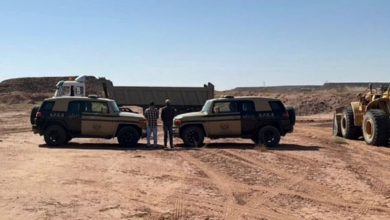 صورة ضبط مقيمين من الجنسية الهندية لاستغلالهما الرواسب في حائل