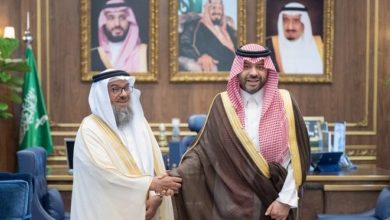 صورة أمير الحدود الشمالية يكرم المواطن “أحمد الدهمشي” لتبرعه بالدم 131 مرة