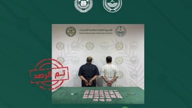 صورة القبض على مواطنين بالجوف لترويجهما الحشيش وأقراصًا خاضعة لتنظيم التداول الطبي