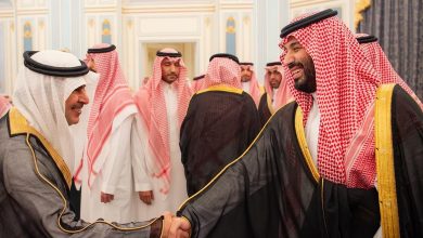 صورة ولي العهد يستقبل الأمراء والعلماء والوزراء وجمعًا من المواطنين الذين قدموا للسلام عليه