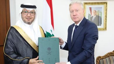 صورة وزير الخارجية اللبناني يتسلم دعوة المملكة لمشاركة بلاده في إكسبو الرياض 2030