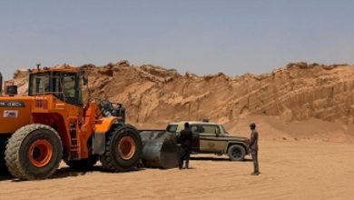 صورة ضبط مقيم من الجنسية الباكستانية لاستغلاله الرواسب في منطقة الرياض