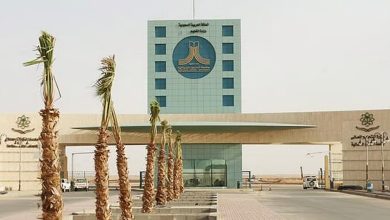 صورة جامعة الحدود الشمالية تبتكر نظامًا متقدمًا لتحسين كفاءة الألواح الشمسية بالبيئات الصحراوية