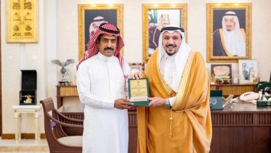 صورة بعد تعامله مع مركبة مشتعلة.. أمير القصيم يكرّم مواطنًا تقديرًا لموقفه البطولي في إنقاذ الأرواح